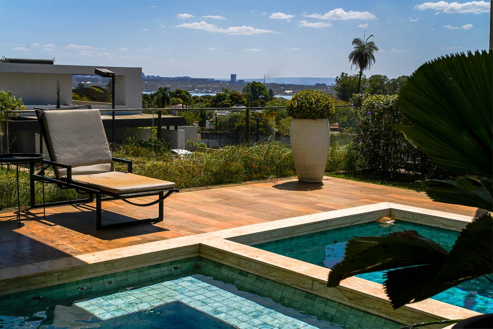 Piscina e vista livre da residência